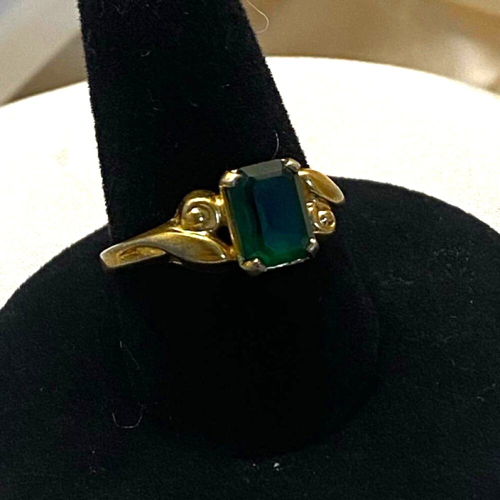 Vintage SETA Palm Beach Emerald Green Cocktail Ring Gold Tone Scroll